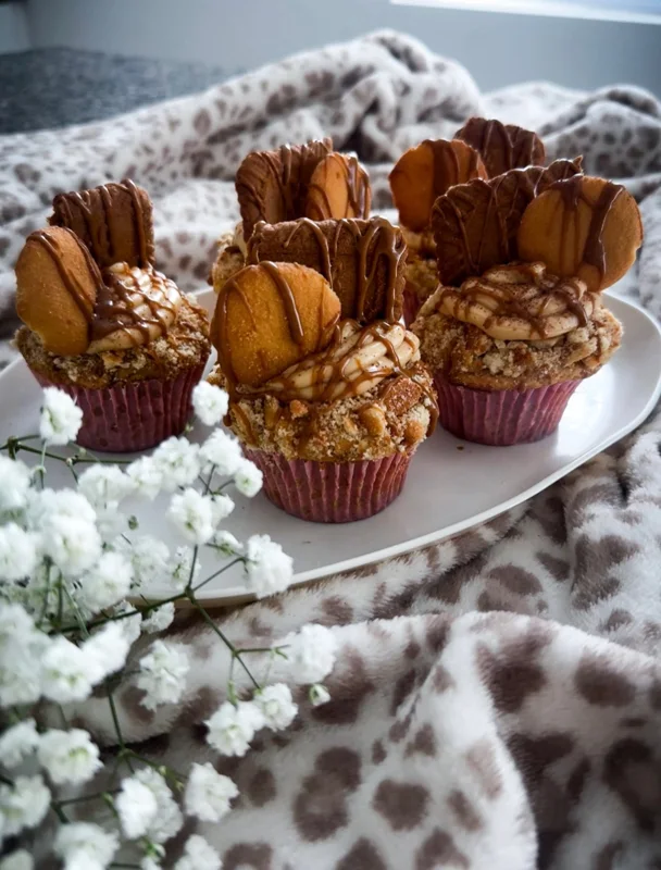 Banana cream cupcakes with cookie toppings and chocolate drizzle