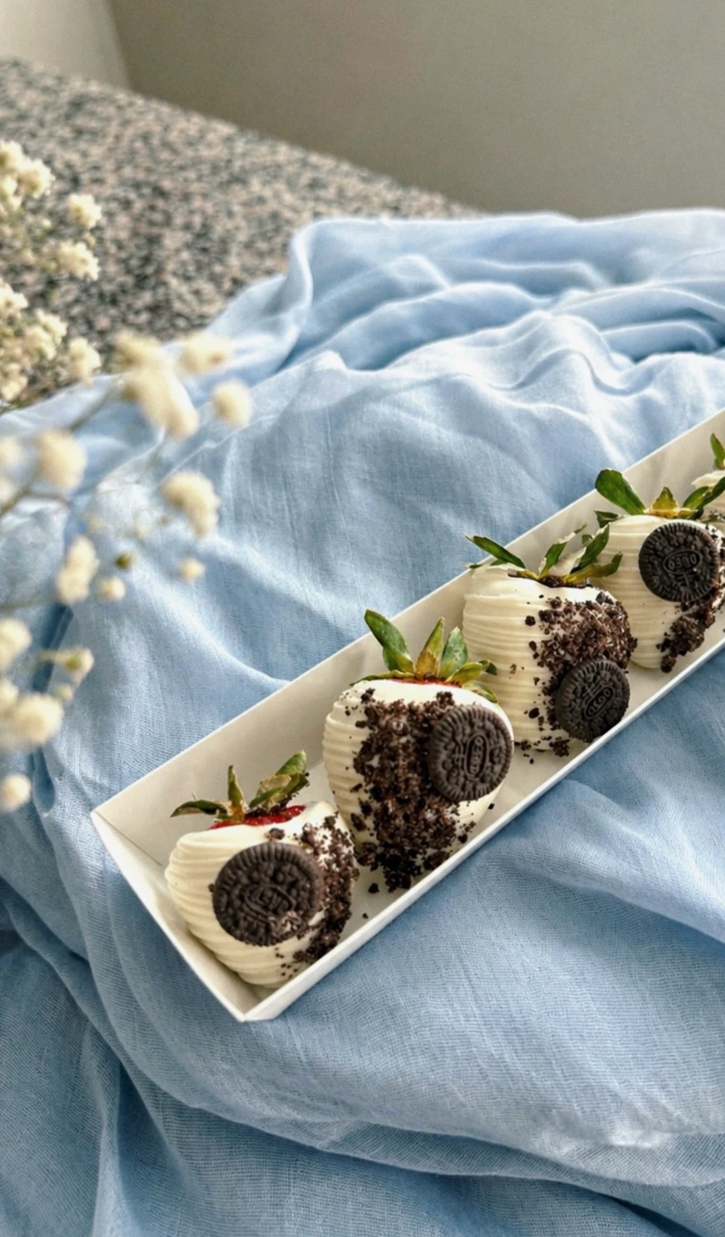 White chocolate berries topped with Oreo cookies and cookie crumbs